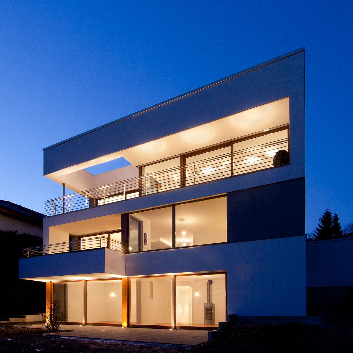 107-gartenansicht-beleuchtetes-mehrfamilienhaus-am-hang-ffm-architekten