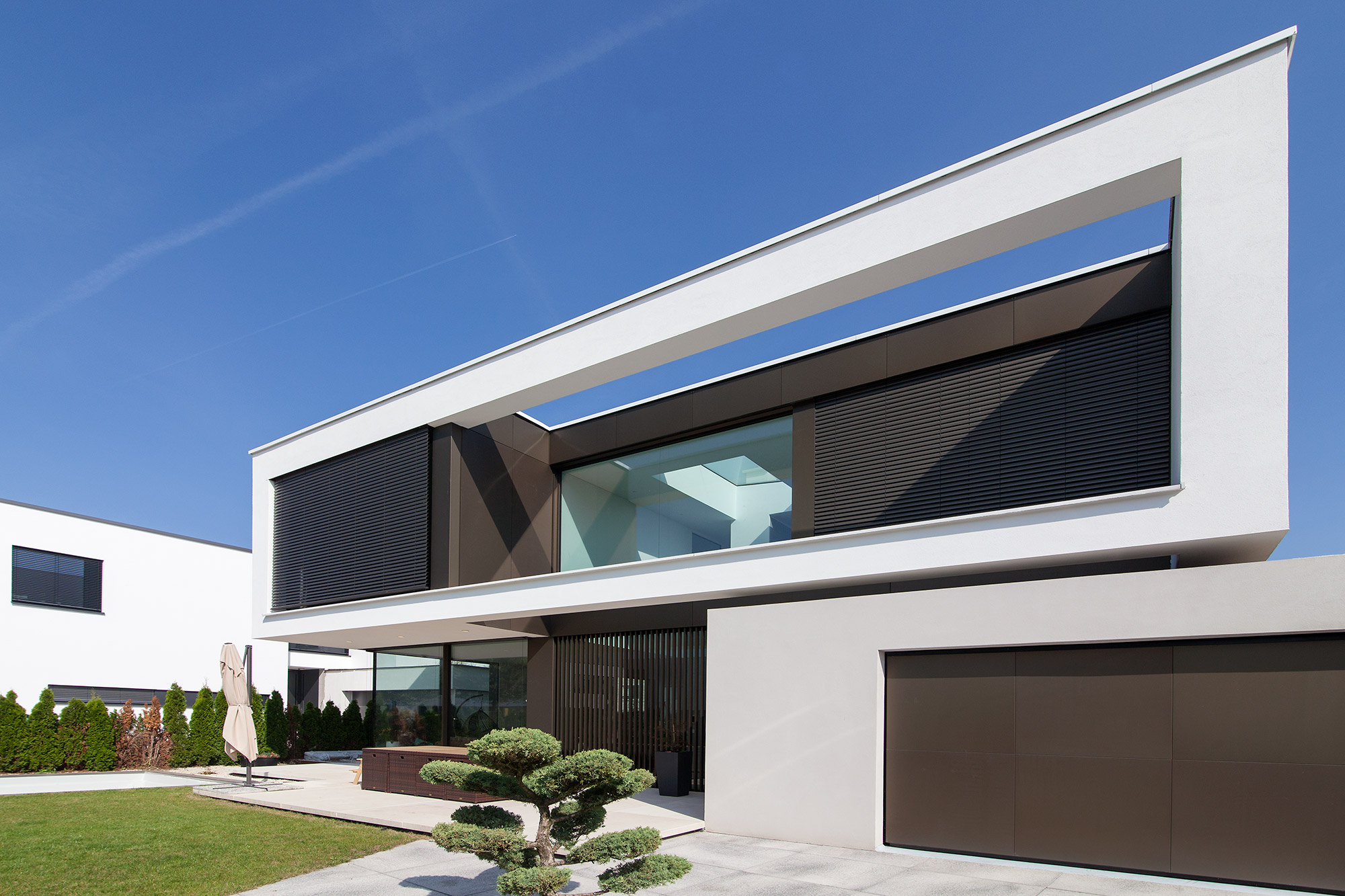 Villa Y Ansicht von der Straße Garten FFM-ARCHITEKTEN.